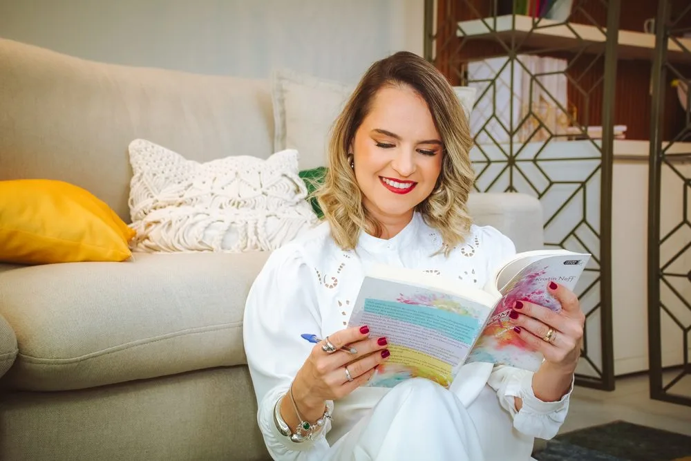 Adrielly Siebert em seu espaço de atendimento