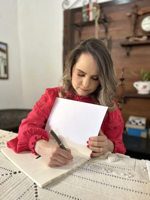Adrielly Siebert autografando o livro