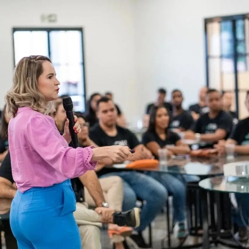 Adrielly Siebert em palestra