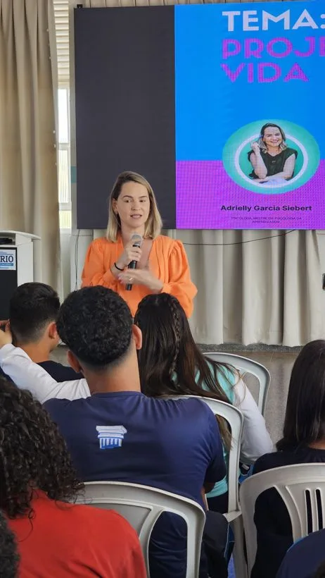 Adrielly Siebert em palestra