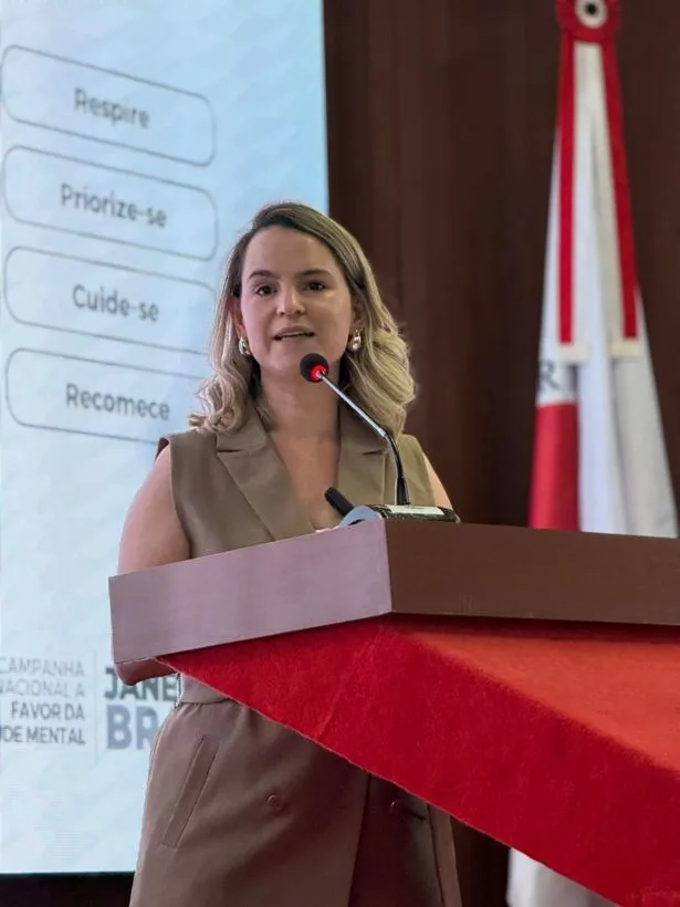 Adrielly Siebert em palestra
